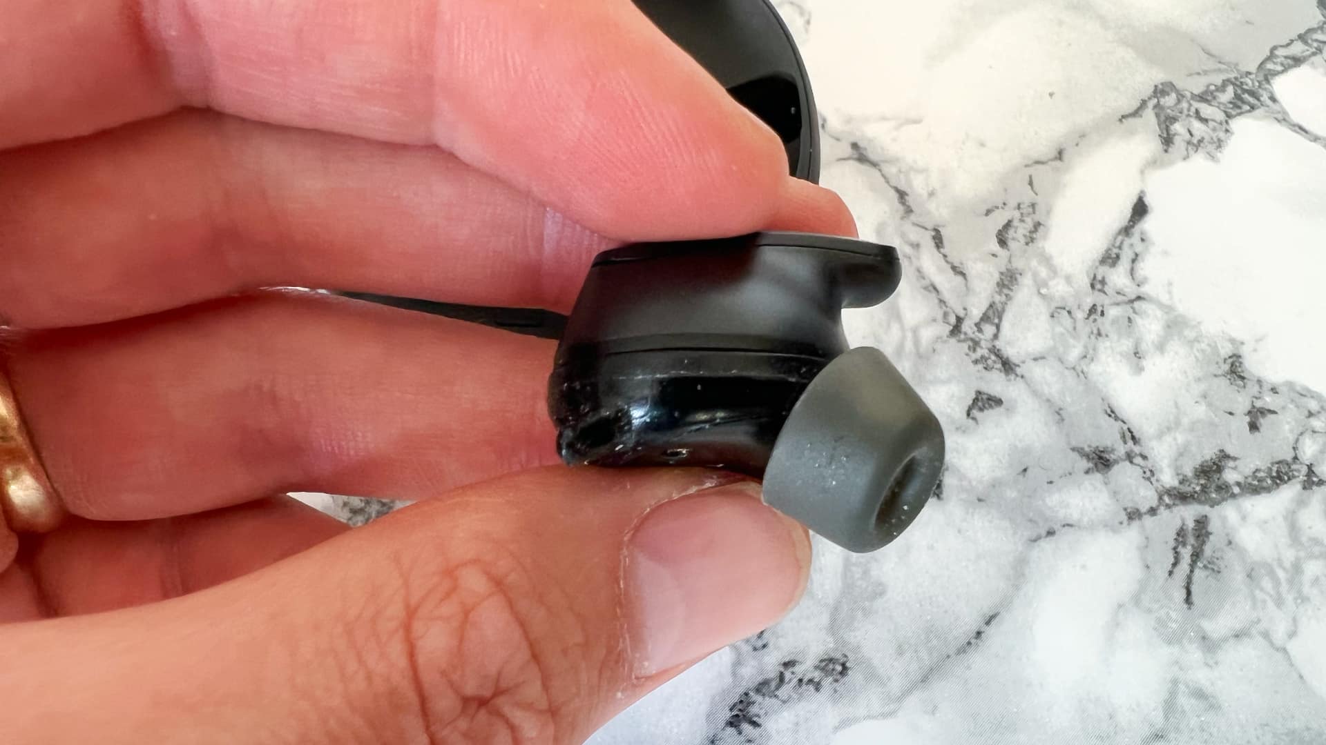 Sennheiser Conversation Clear Plus på marmorerat bord