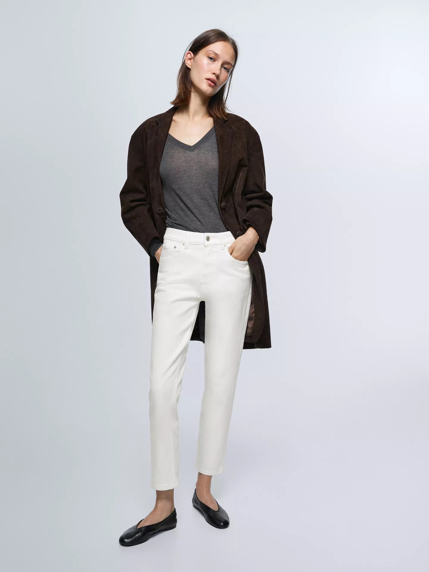 A model wearing Massimo Dutti white jeans.