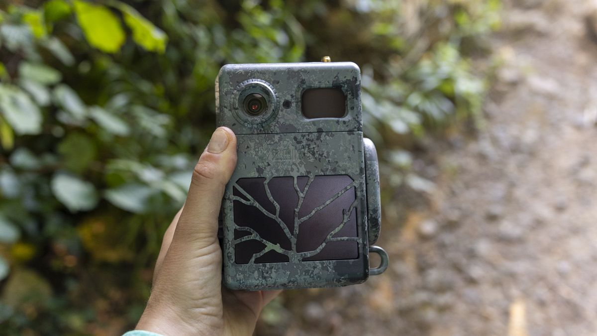 Hands-on image of the Zeiss Secacam 7