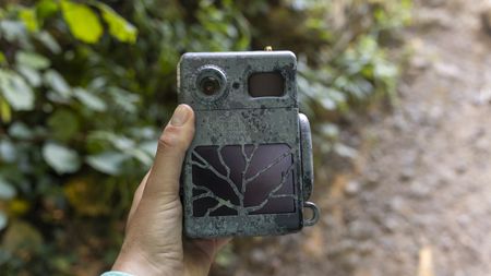 Hands-on image of the Zeiss Secacam 7