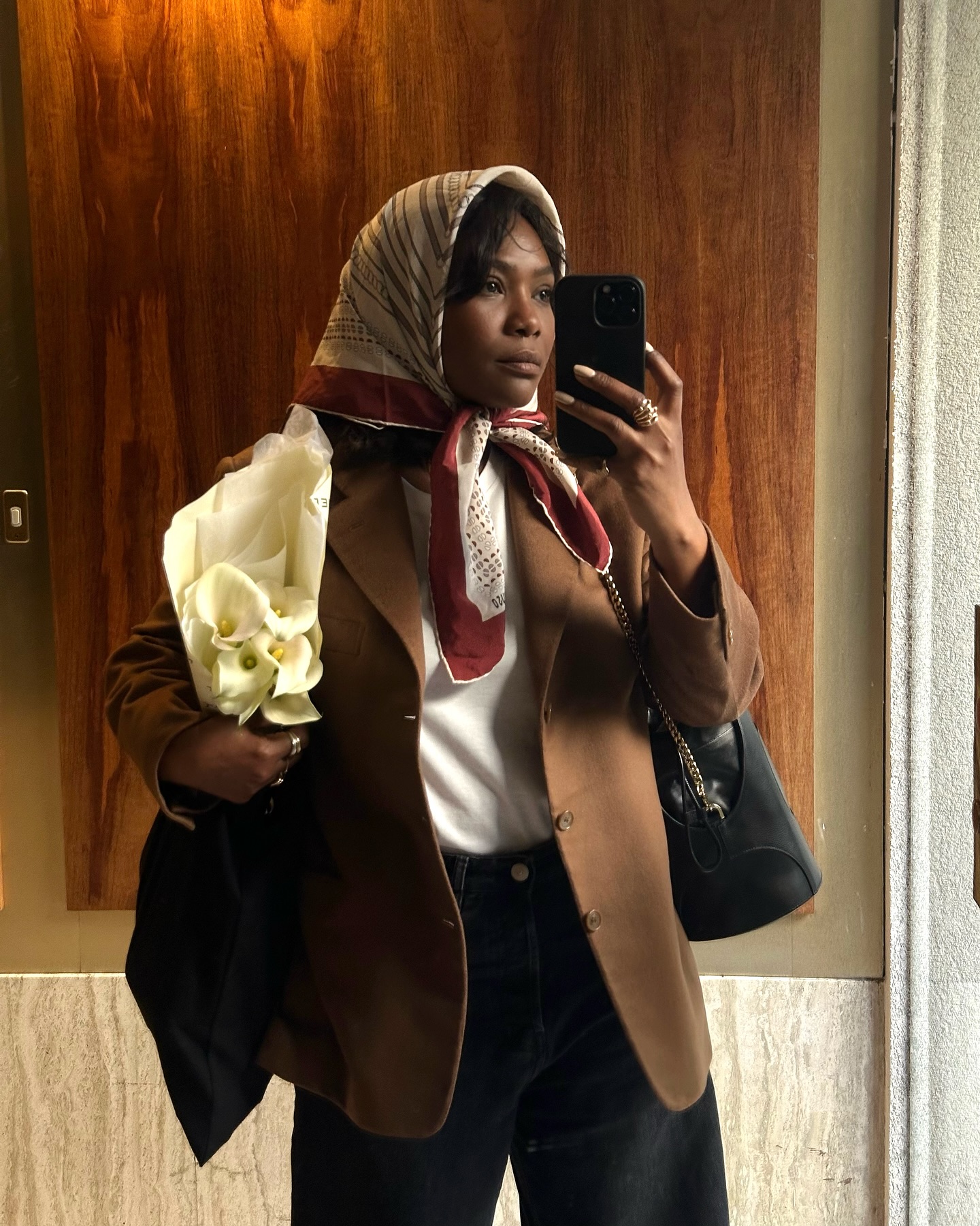 Chic French women with autumnal accessories