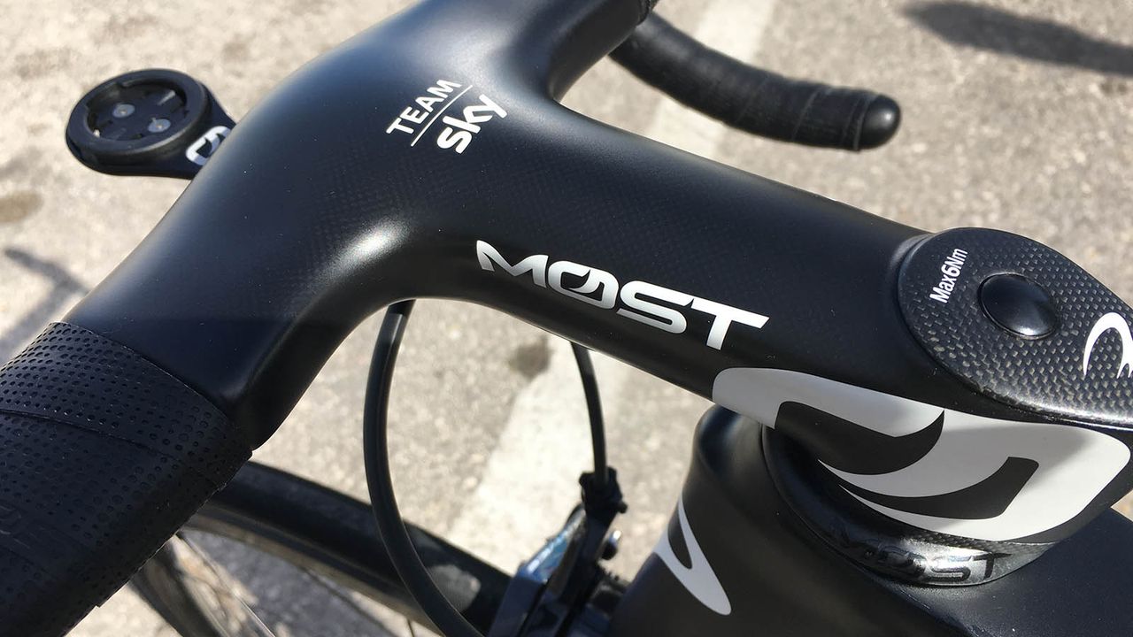 The integrated cockpit features a 130mm stem