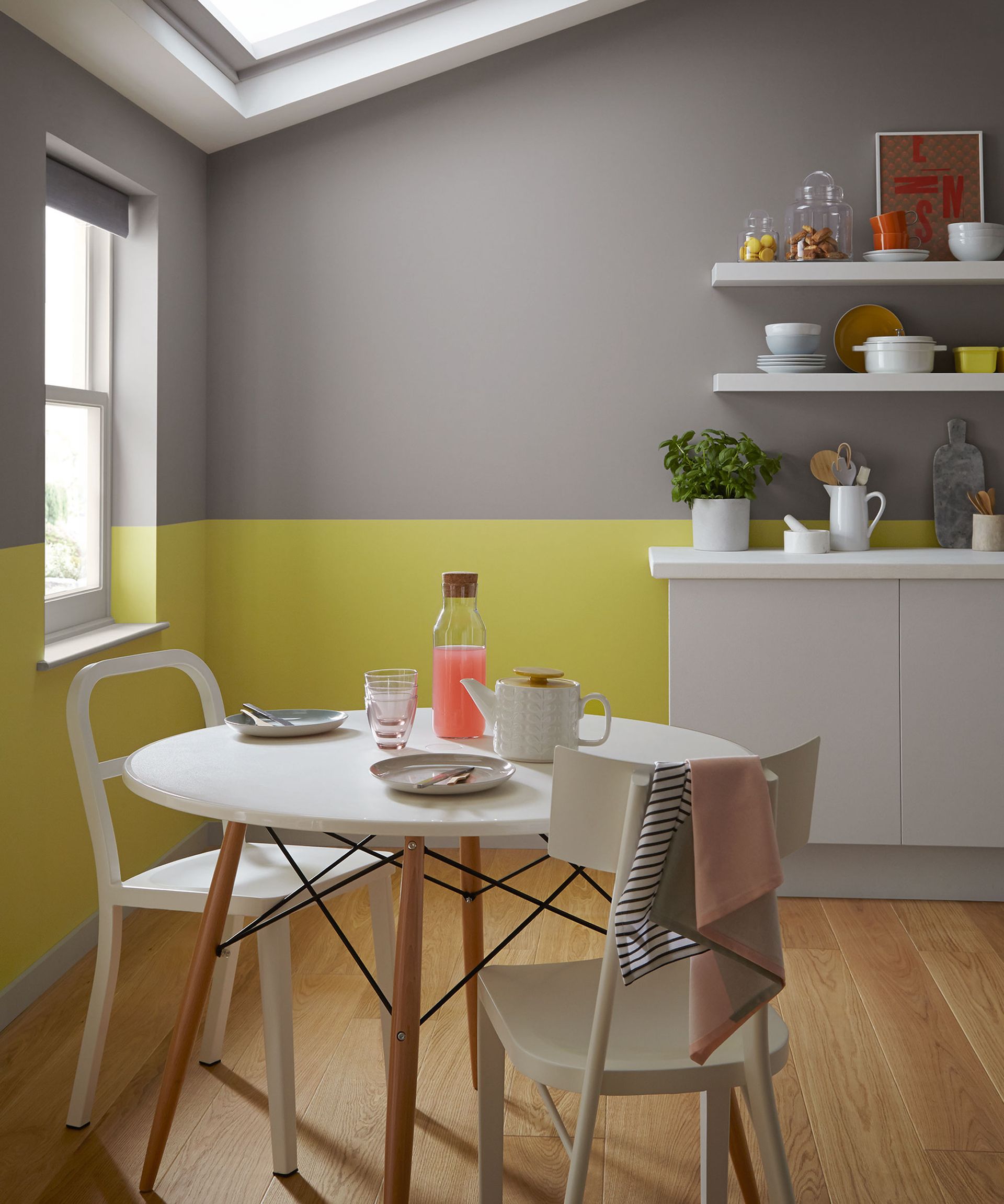 Покрасить обои на кухне. Dulux 90yr 55/051 в интерьере. Покрашенные стены в интерьере. Крашыные /тены на ку хне. Краска для стен на кухне.
