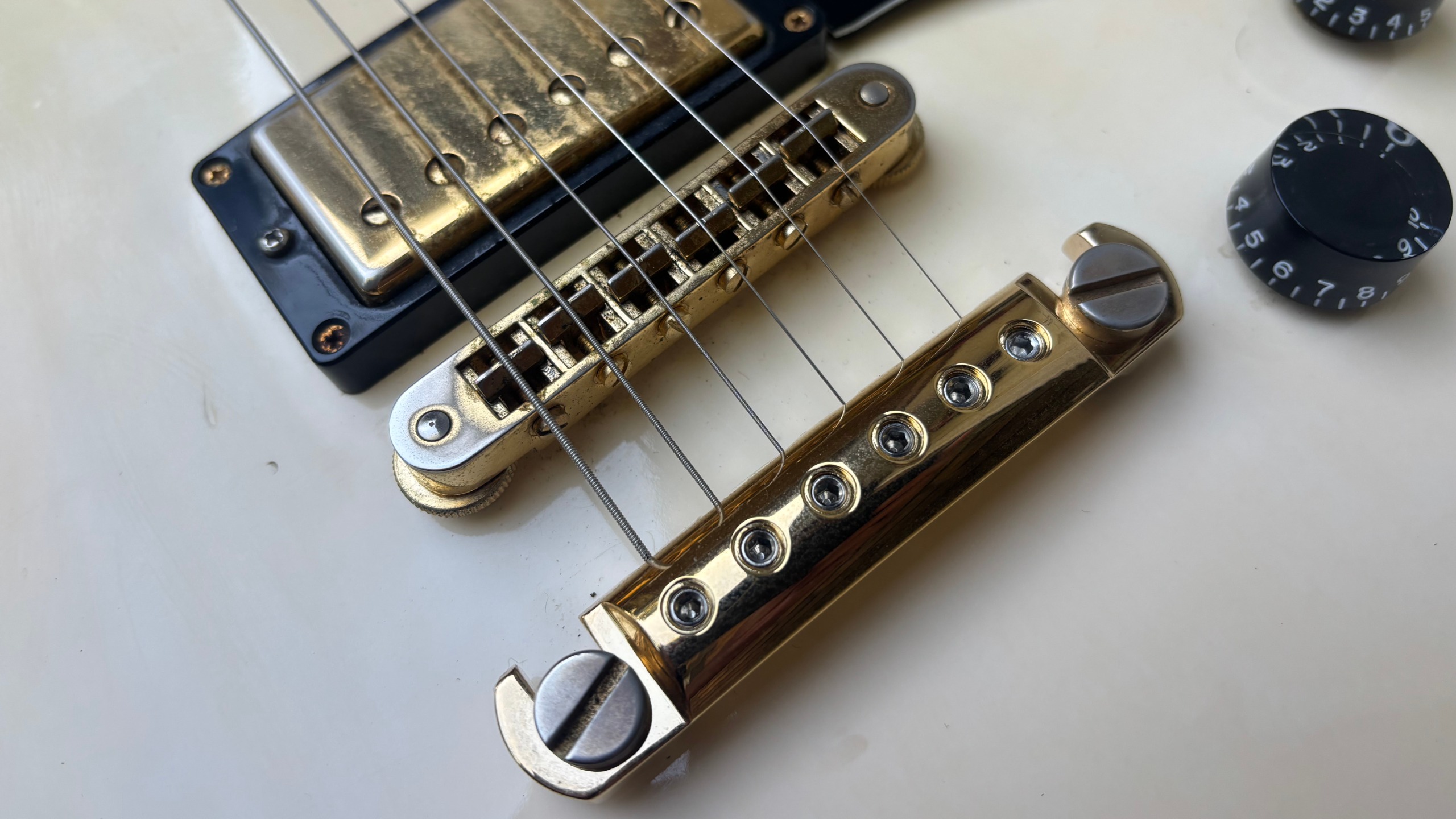Steadfast Stopbar fitted to a Les Paul Custom guitar