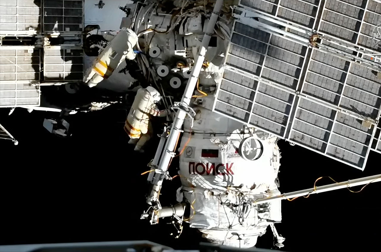 Los cosmonautas rusos Sergey Prokopyev y Dmitry Petelin se ven fuera del módulo Poisk de la Estación Espacial Internacional durante una caminata espacial el 22 de junio de 2023.