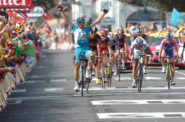 Pierrick Fedrigo (Bbox Bouygues Telecom) tops Sandy Casar (FDJ) and Ruben Perez (Caisse d'Epargne) in the sprint to the line.