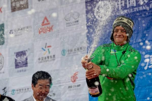 Kiel Reijnen (Jelly Belly) lets loose on the podium.