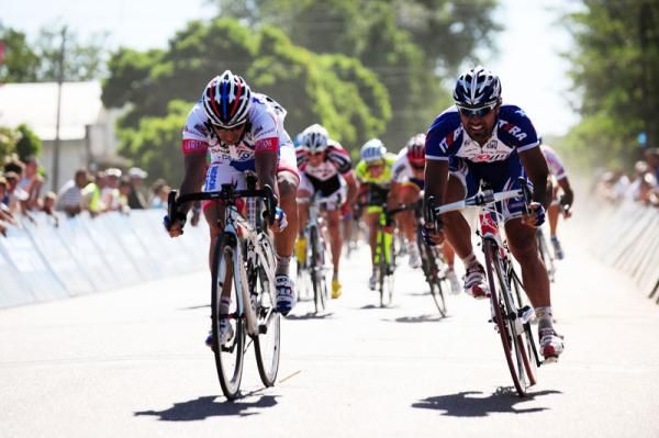 Alberto Loddo (Androni-Giacatolli) gets to the line just ahead of Danilo Napolitano (Katusha)