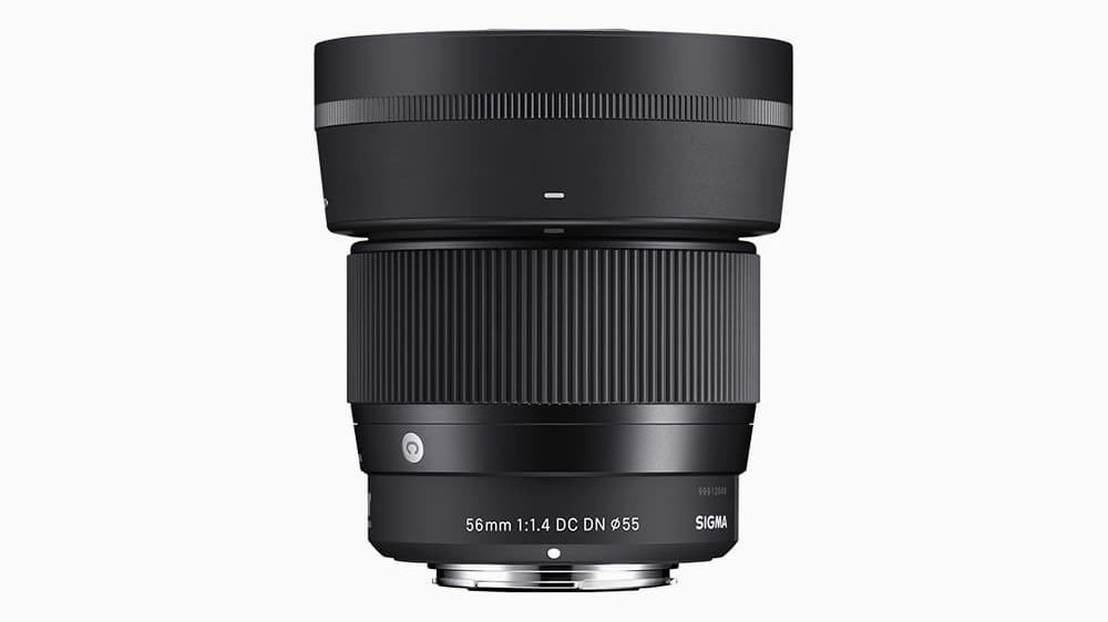 Современный объектив Sigma 56mm F1.4 DC DN для крепления Nikon Z на белом фоне