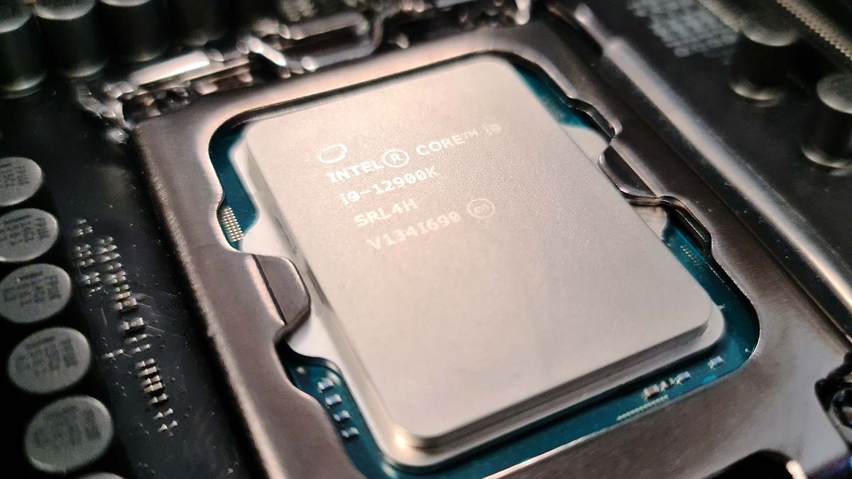 Intel Core i9 12900K up-close images with the chip exposed