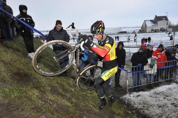 Sven Nys heads up the embankment.