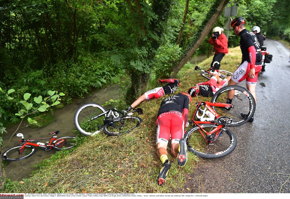 Nacer Bouhanni and half his Cofidis team fall on stage 5