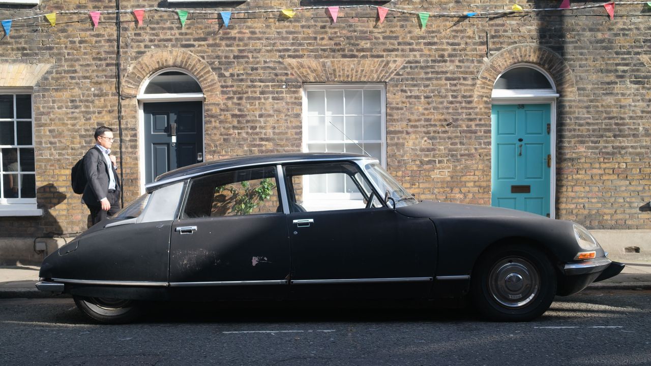 Fujifilm X100VI image gallery: London sidewalk, a classic car is parked, there's an old house frontage with tall windows behind