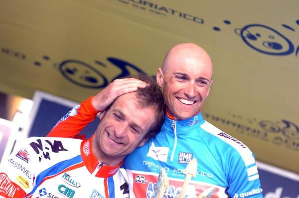 Stefano Garzelli (Acqua &amp; Sapone) commiserates Scarponi