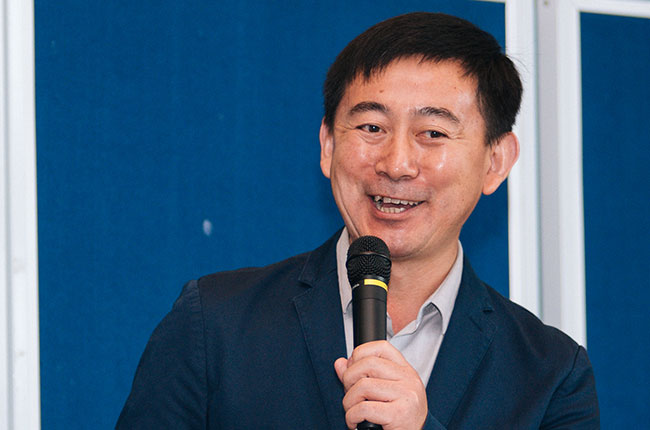 Professor Li talks to judges in Hong Kong at DAWA 2017.