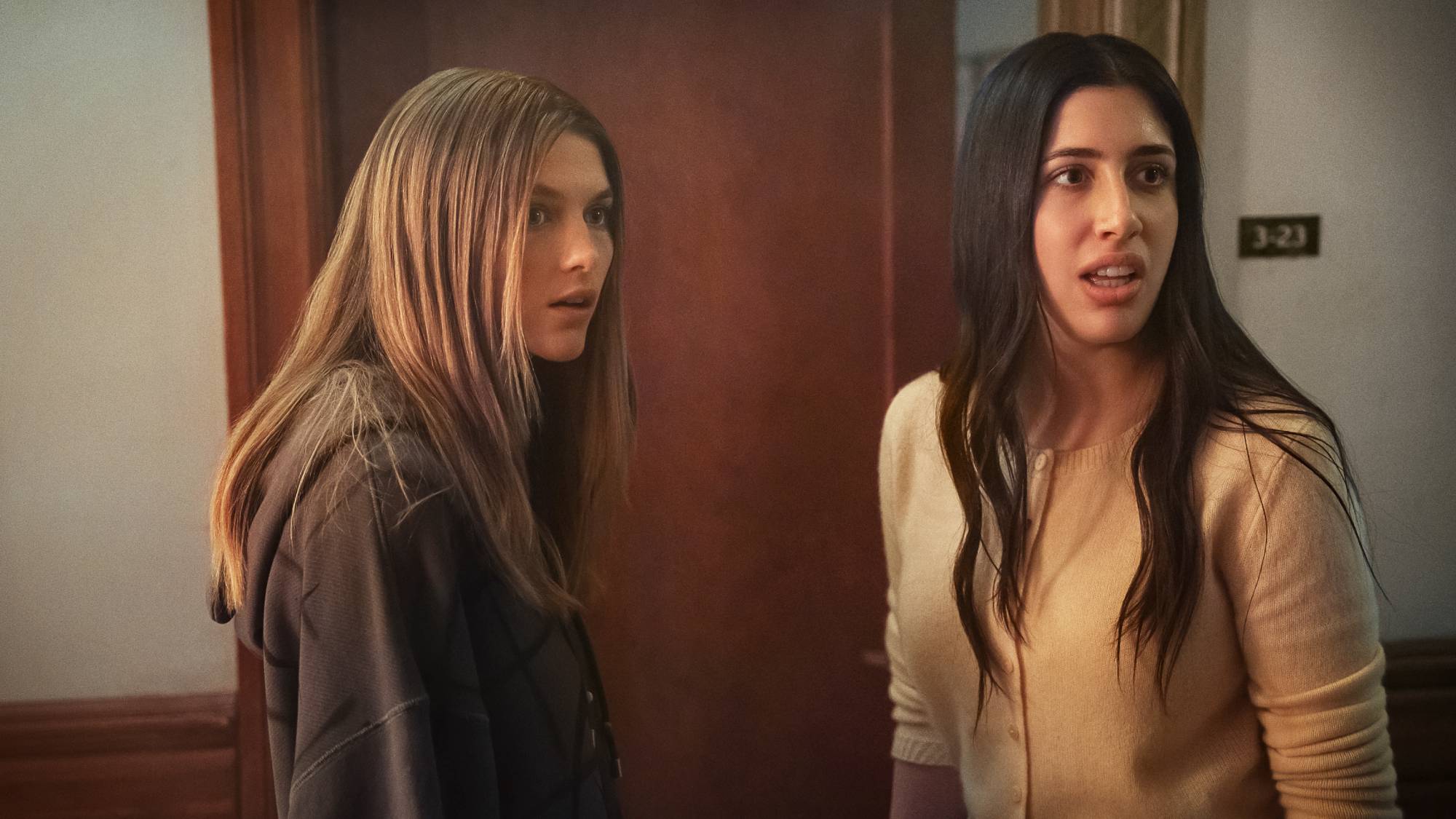 (L-R) کلویی ایست در نقش سلست و سادی سندلر در نقش دوون "هم اتاقی ها" در نتفلیکس