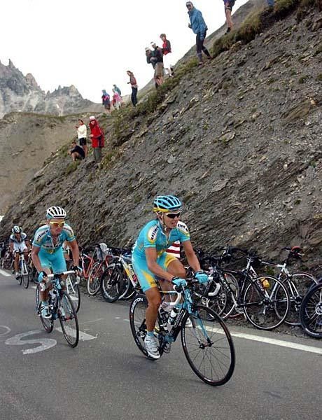 Maxim Iglinsky (Kaz) Astana tows his captain Vinokourov over the Galibier.