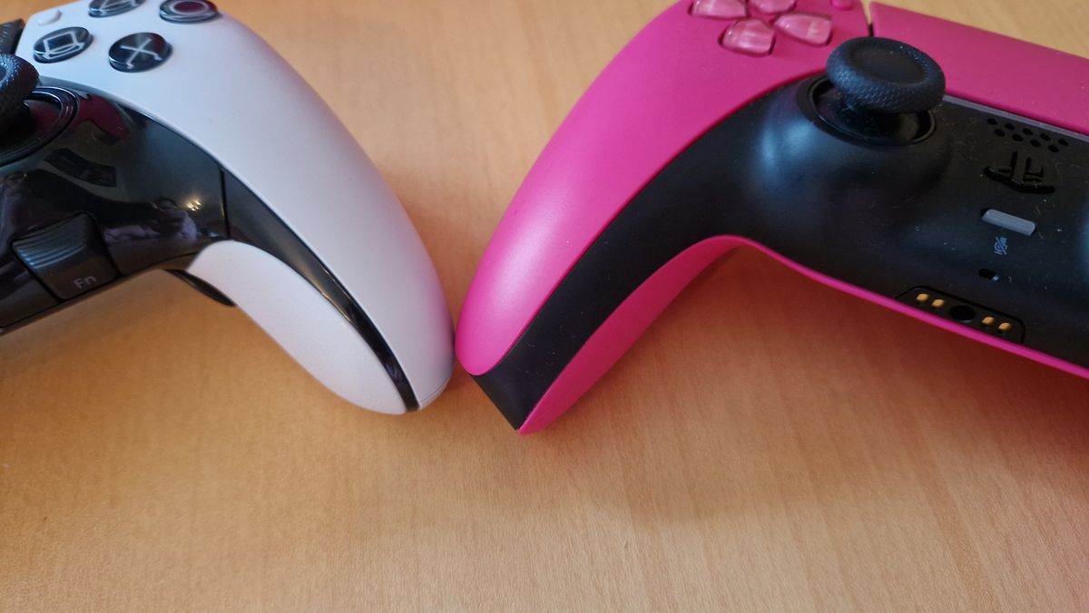 DualSense Edge review image showing the grips of the controller compared to the regular dualsense