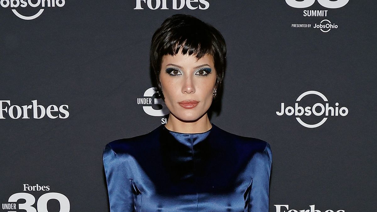 Halsey Debuted A Two-Toned Platinum Blonde Pixie Cut | Marie Claire