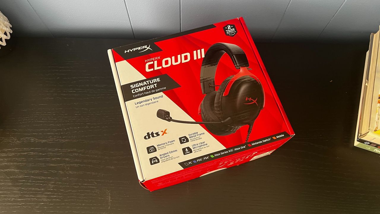 HyperX Cloud III earcup view.