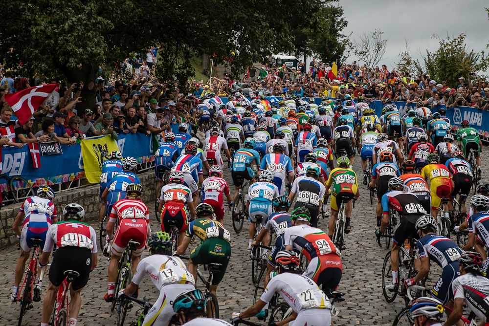 The peloton races through the streets of Richmond during the 2015 UCI Road World Championships