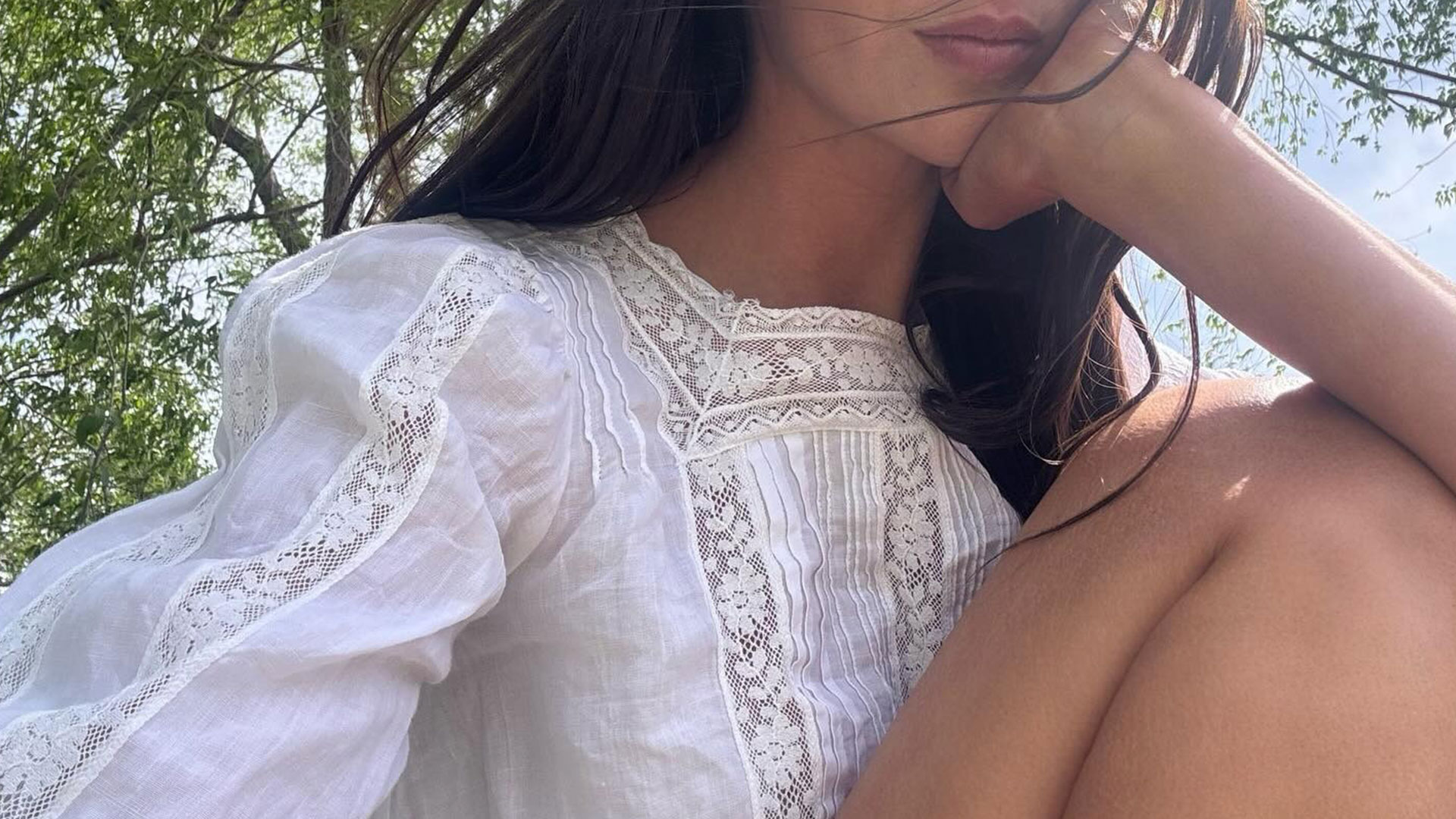 @makenna_alyse selfie in white doen lace top