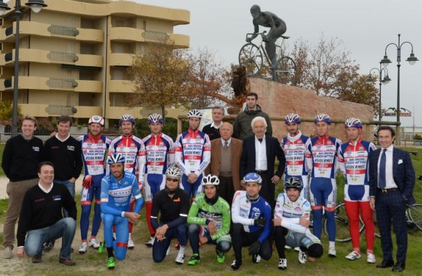 The 2016 Androni Sidermec team at the Pantani monument