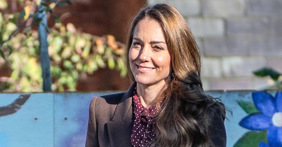 凱特王妃 (Kate Middleton) 將 2024 年最受歡迎的兩種流行顏色與冬季最令人垂涎的鞋履趨勢搭配