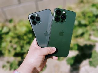 iPhone 11 Pro Midnight Green compared to iPhone 13 Pro Alpine Green