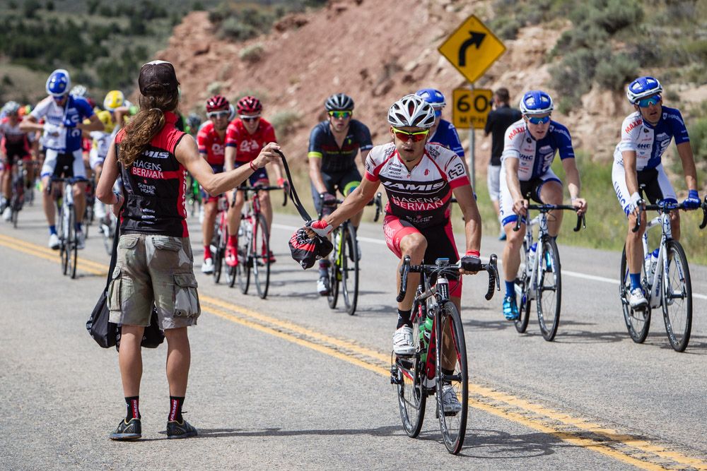 Riders pass through the feed zone.