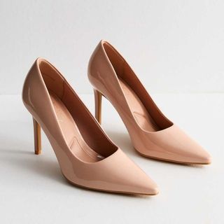 nude court pumps