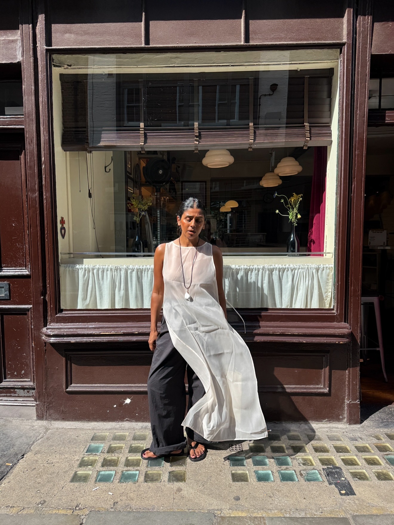 Woman wearing a lazy summer layering outfit idea.