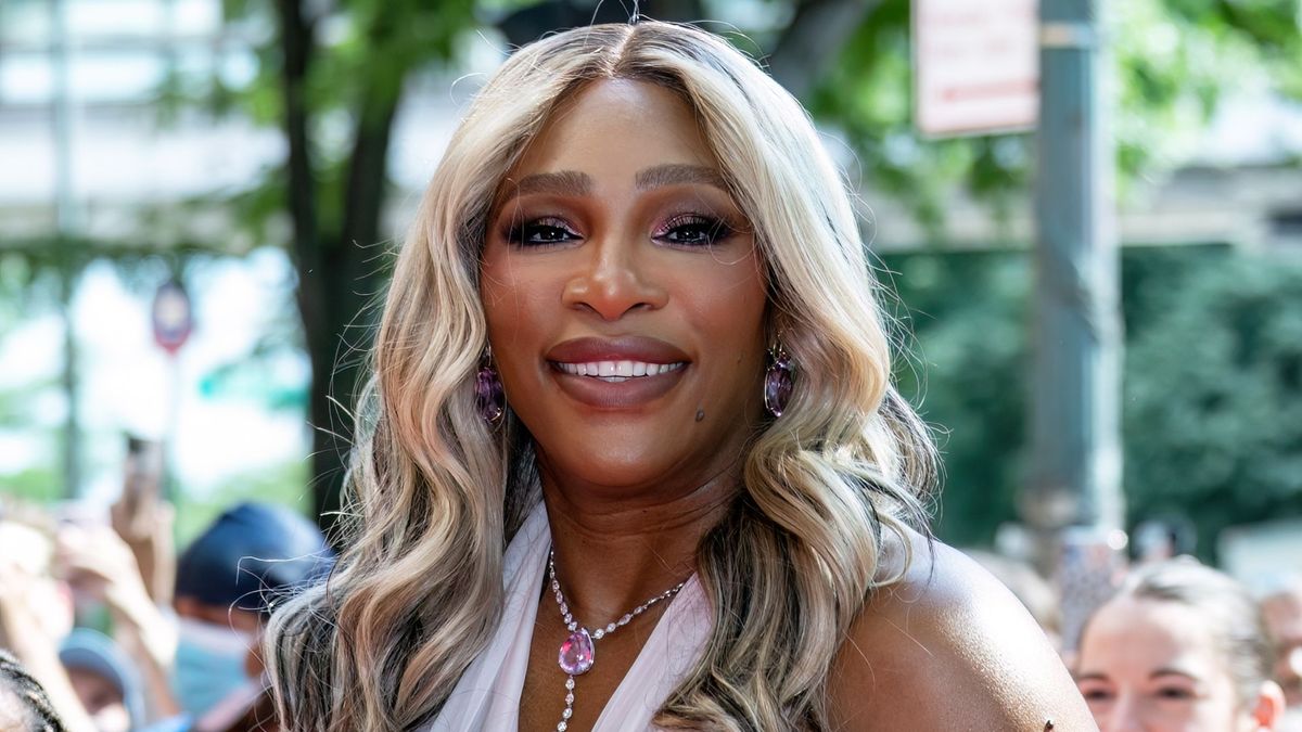 Nous allons vivre dans la combinaison de jeans baggy, de haut blanc de Serena Williams et de formateurs ce printemps 