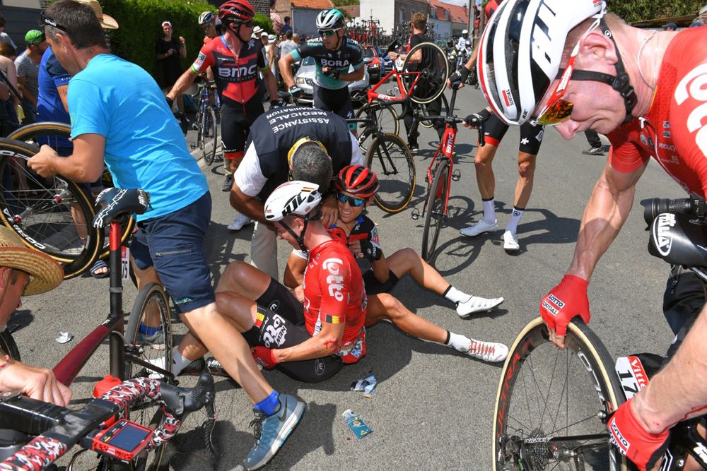 Jens Keukeleire (Lotto Soudal) sits in the road with Richie Porte