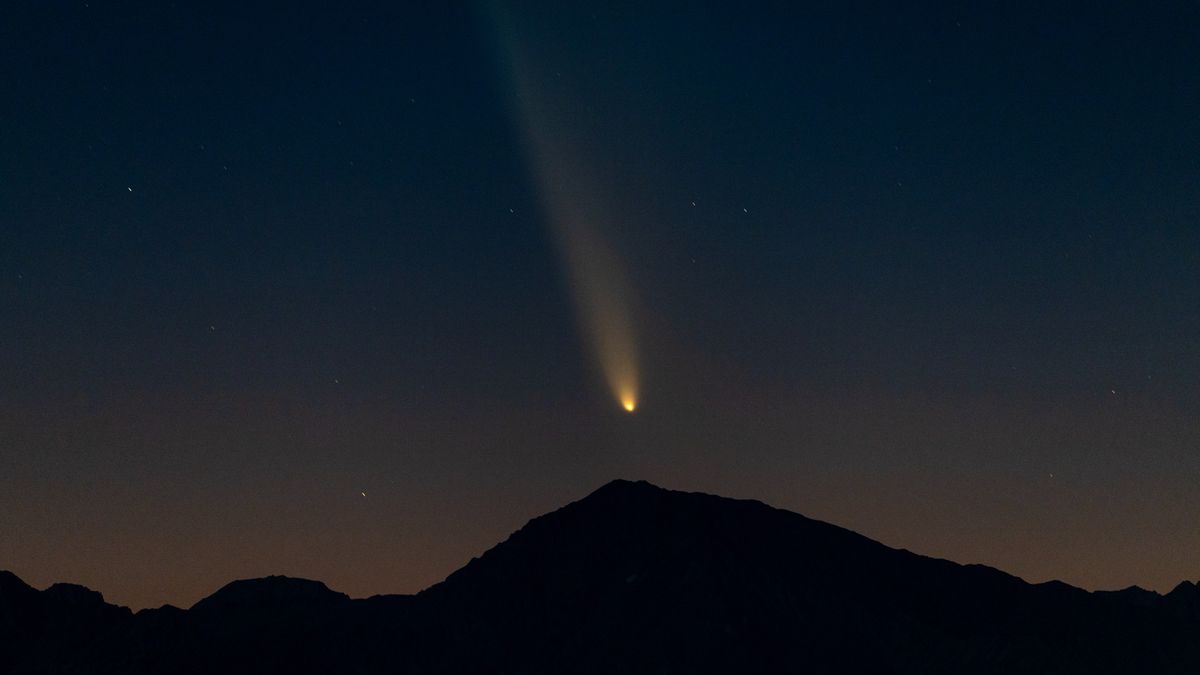 Watch Comet Tsuchinshan-ATLAS light up the night sky in free livestream today (video)