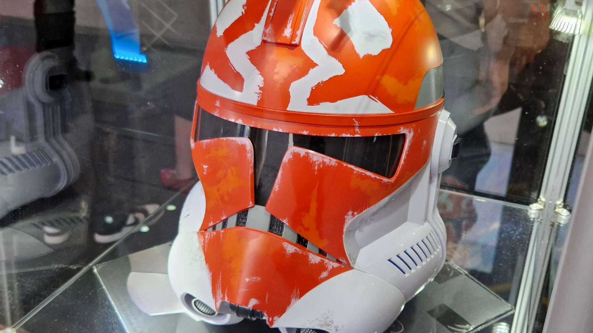 El casco Clone Trooper de Ahsoka de la serie Black en una caja de cristal