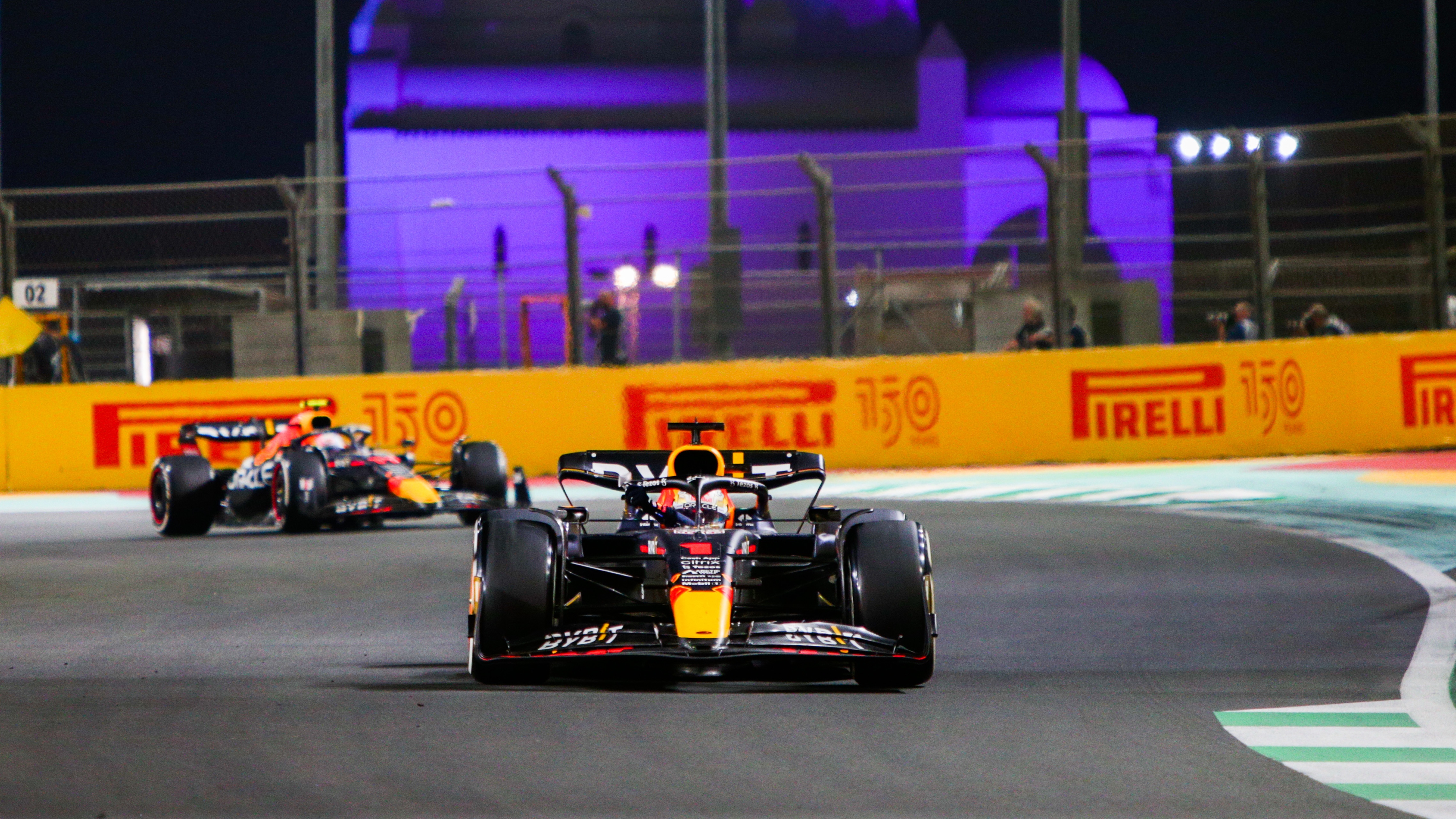 Coche de F1 de Red Bull en el circuito de Jeddah Corniche, Arabia Saudita