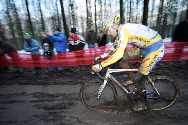 Rob Peeters (Telenet Fidea) led the race early on.
