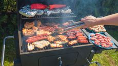 An image demonstrating the best temperatures for grilling meat, chicken, sausages, and other meats cooking on a grill