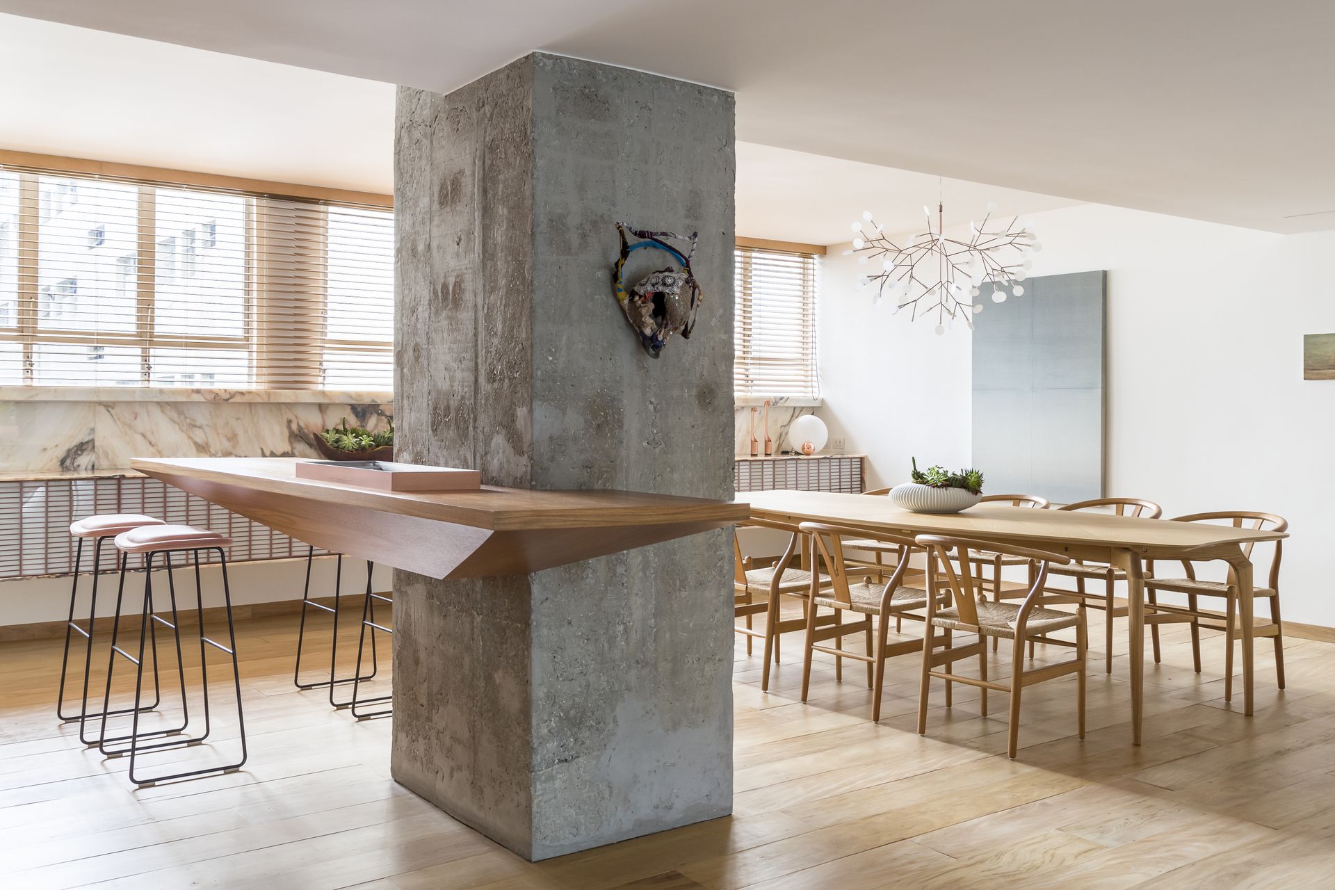 A breakfast platform behind a column