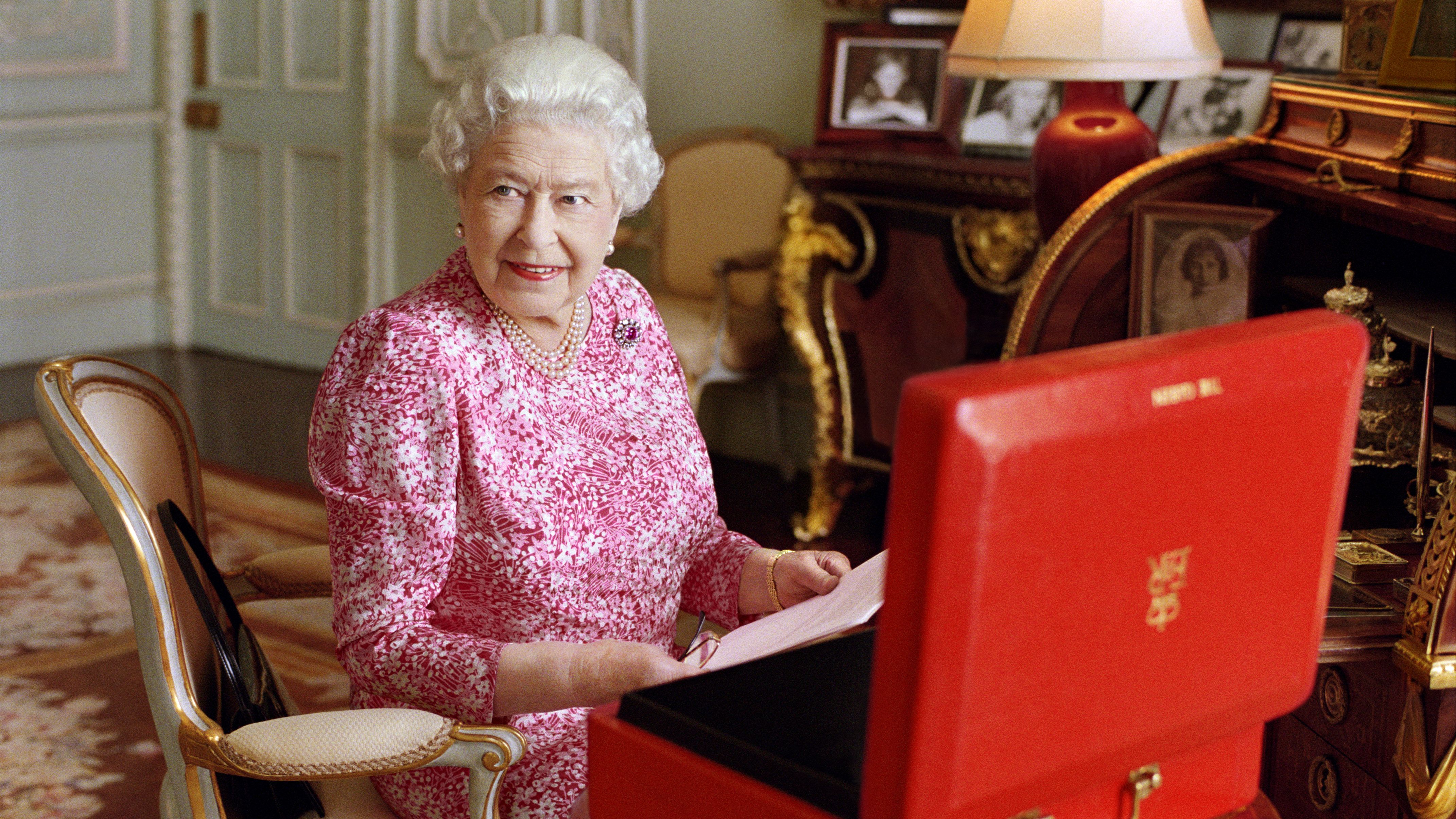 A Buckingham Palace Job Serving the Queen Is Available and You Can
