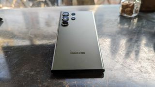 Samsung Galaxy S23 Ultra op een tafel