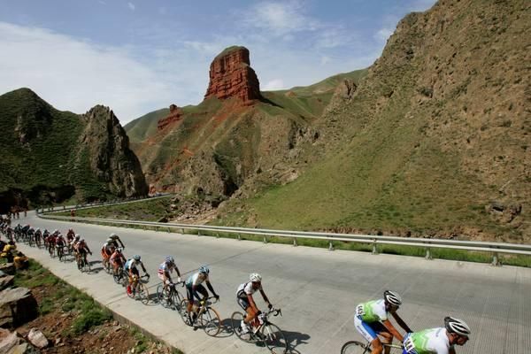 The peleton head into the hills.