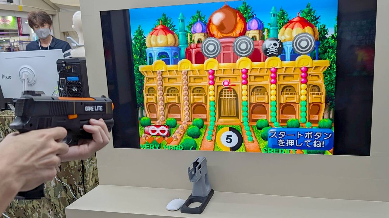 G'AIM'E Lightgun Lite prototype being used at Tokyo Game Show featuring no USB cable.