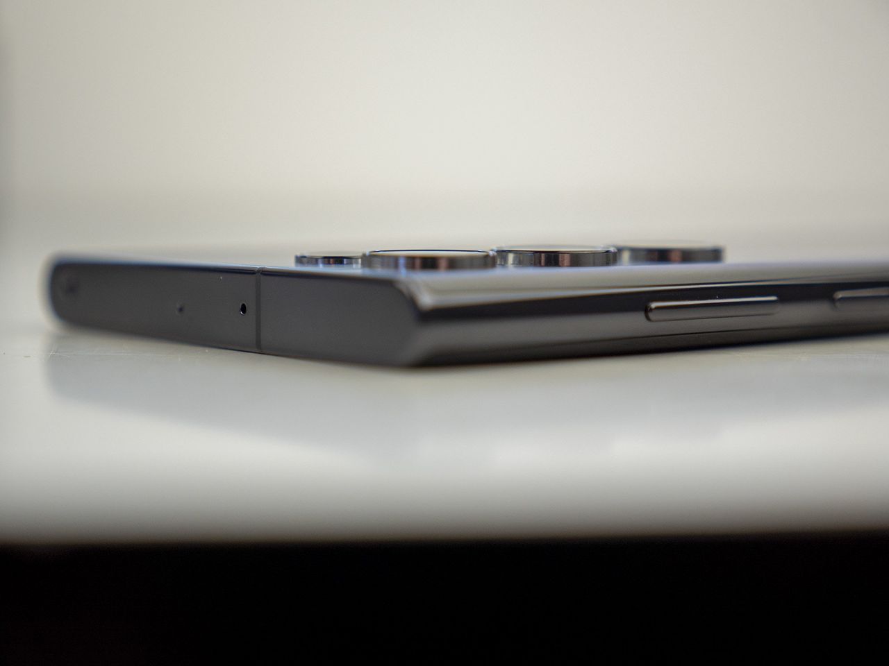 Samsung Galaxy S22 Ultra Hardware Top Corner Lens Protrusion