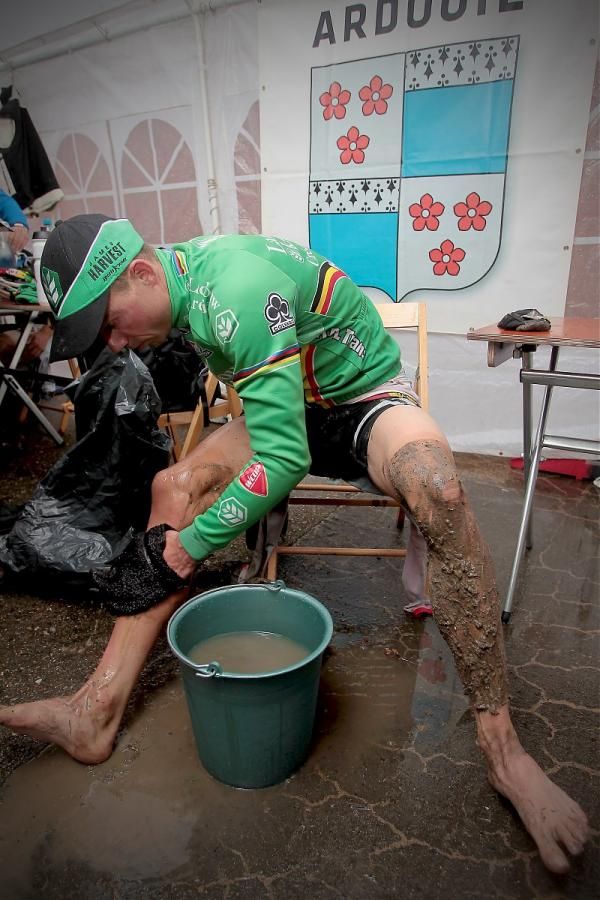 Sven Nys cleans up after the Kermiscross