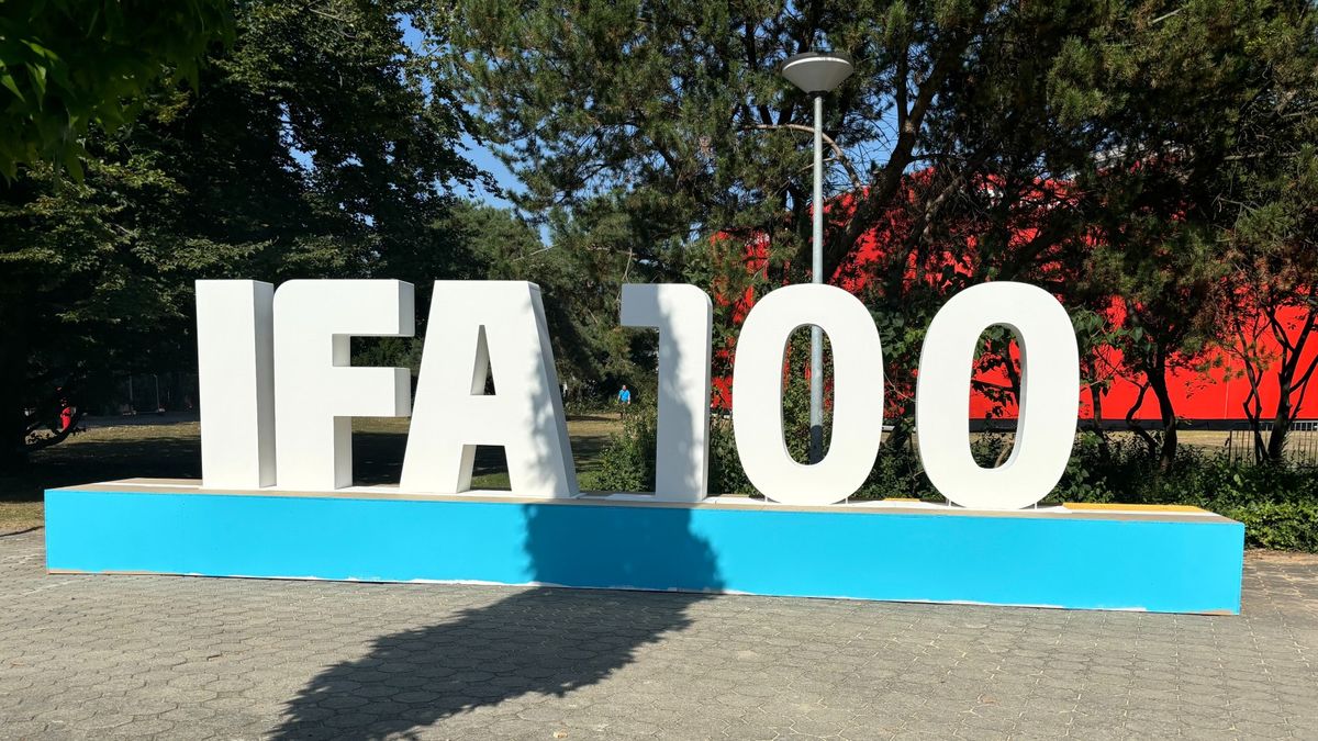 World’s first tape recorders, colour TV broadcast, MiniDisc and Einstein: 12 highlights from 100 years of IFA