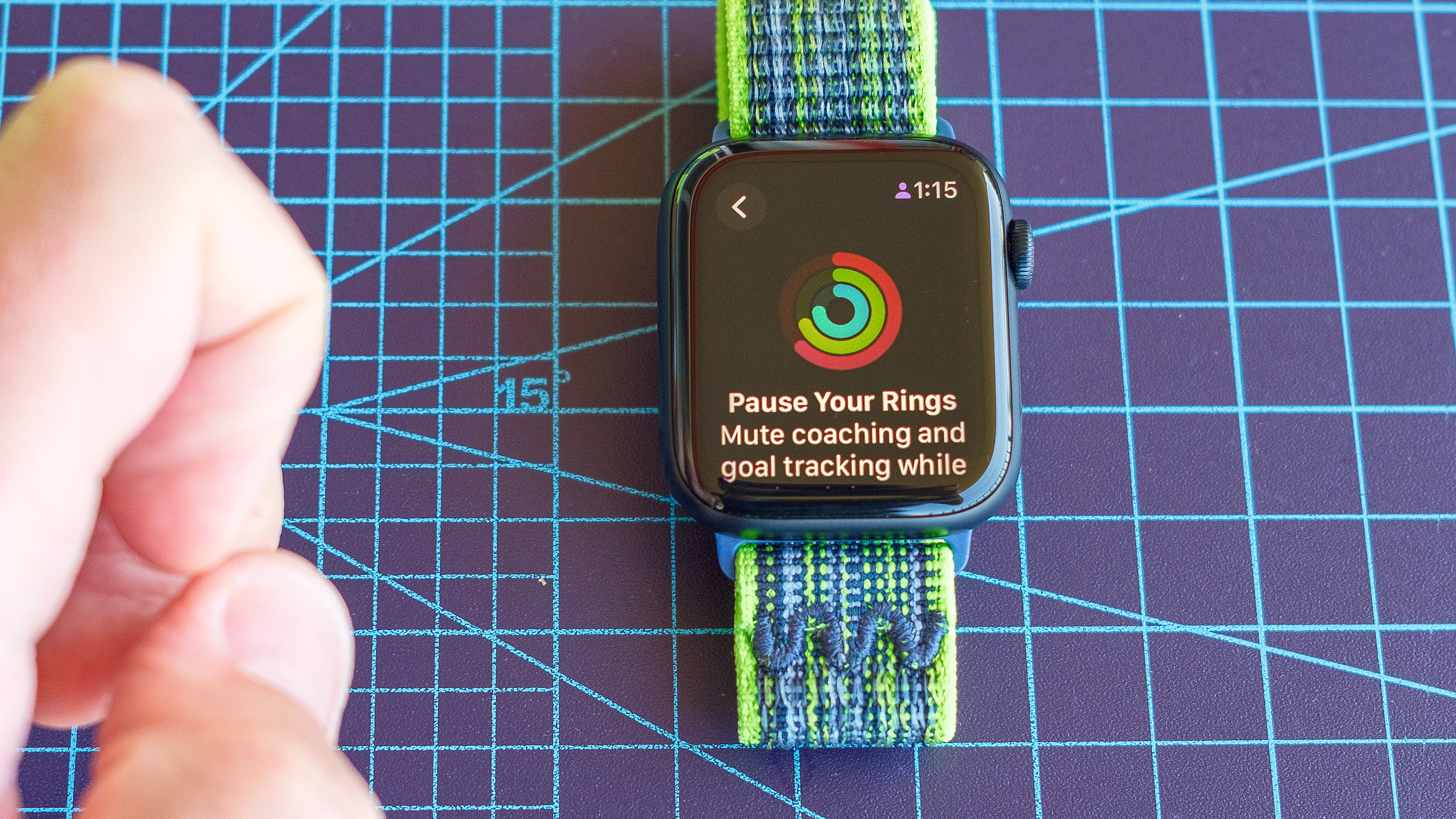 Apple Watch SE 2022とAppleのアクティビティアプリの拡大図。ここでリングを一時停止できるようになりました