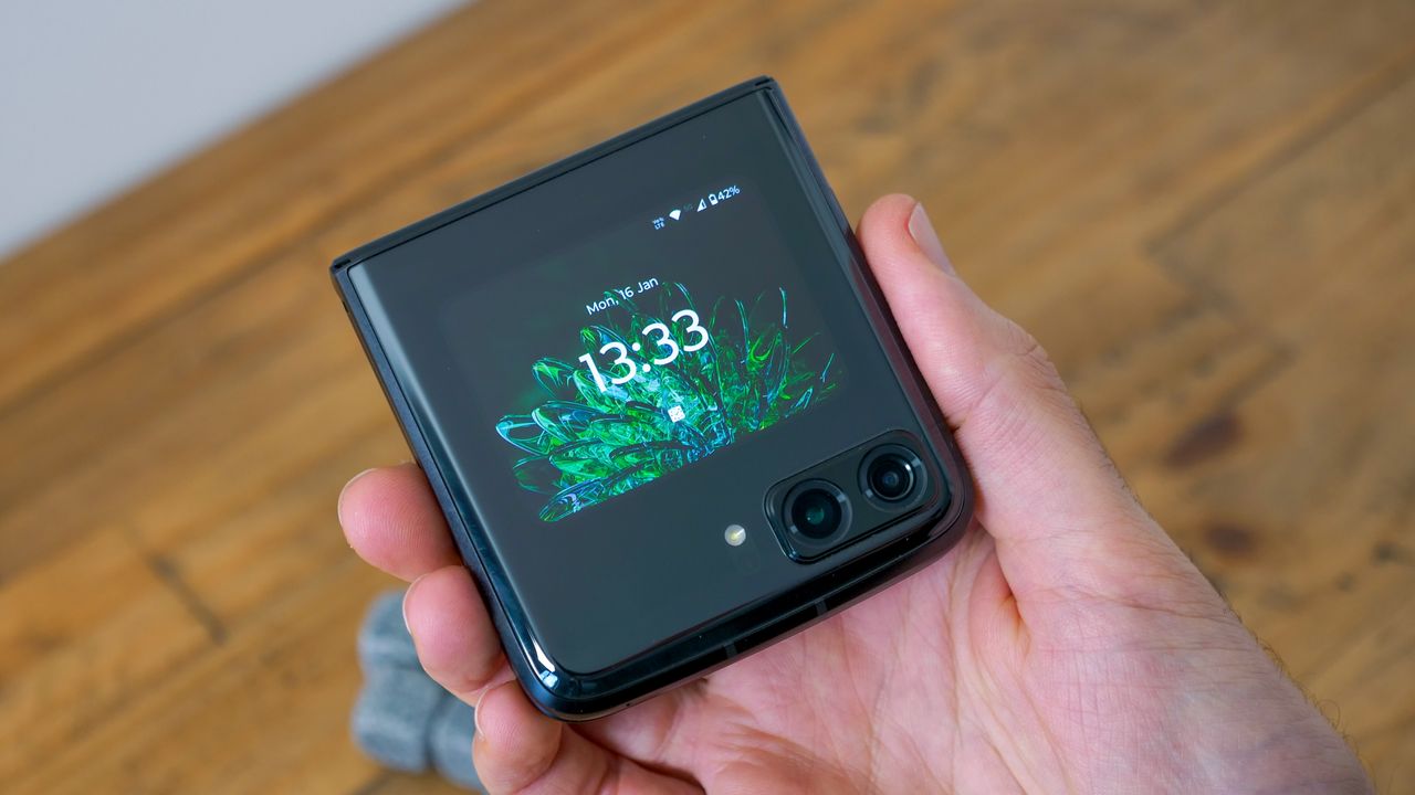 A photo of the Motorola RAZR (2022)