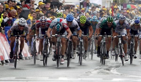 Cavendish kicked first and got a gap